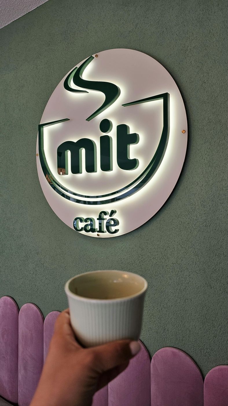 Logo luminos rotund pentru o cafenea, cu lumină în spate
