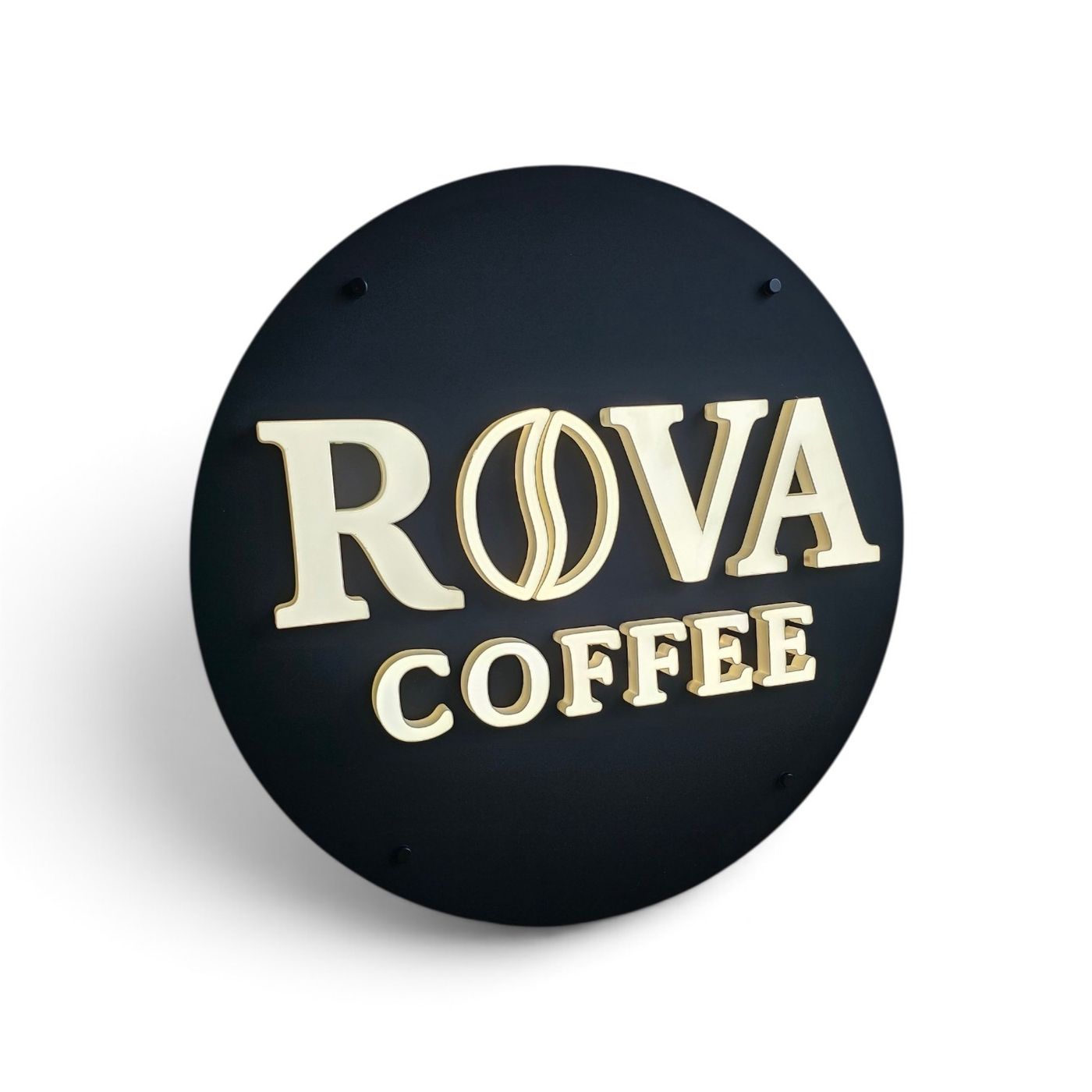 Logo luminos „ROVA COFFEE”, cu bob de cafea în locul literei O, pe disc negru