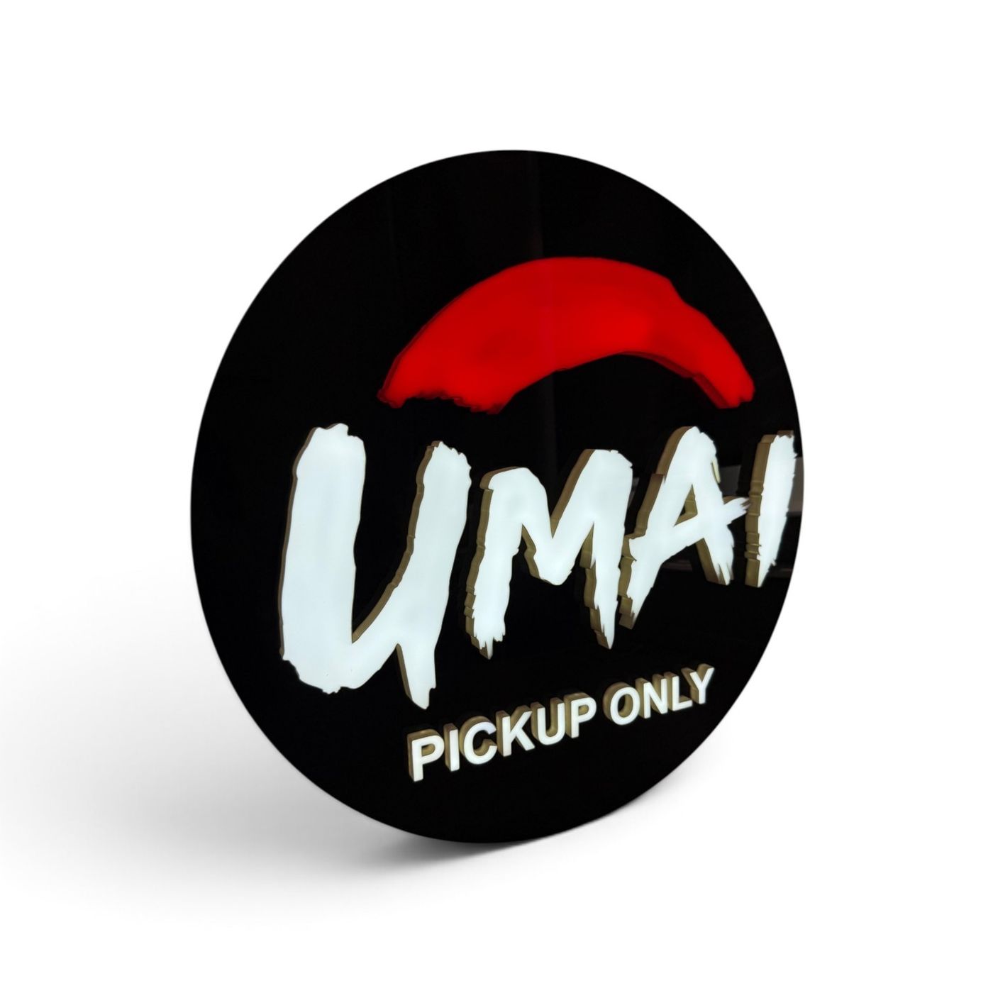 Logo luminos „UMAI — Pickup only”, cu tuşă roşie deasupra, pe disc negru