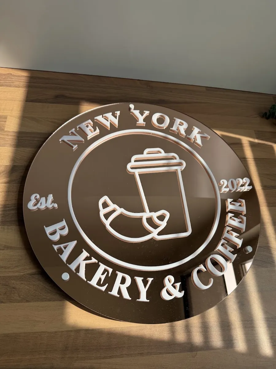 Logo New York Bakery & Coffee din oglindă acrilică