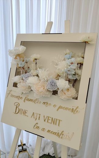 Panou intampinare invitati cu suport pentru aranjamente florale