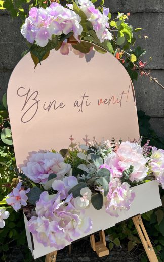 Panou intampinare invitati cu suport pentru aranjamente florale – model 9