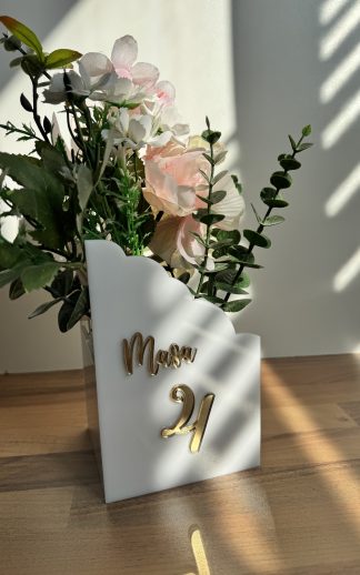 Suport din plexiglas decorat cu numar de masa
