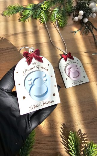 Glob personalizat pentru brad „Primul Crăciun” – suzetă